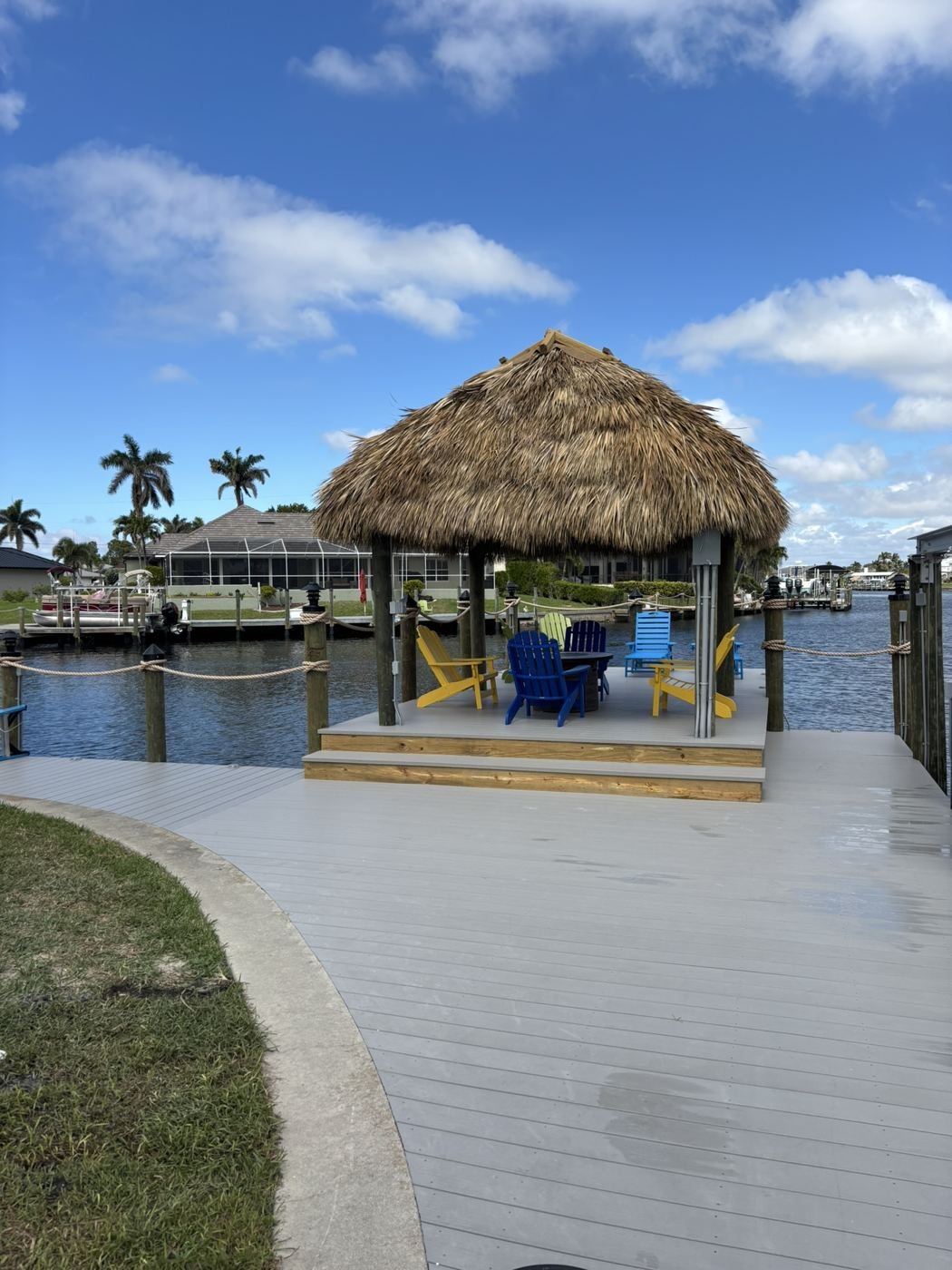 Square tiki on a raised vinyl deck